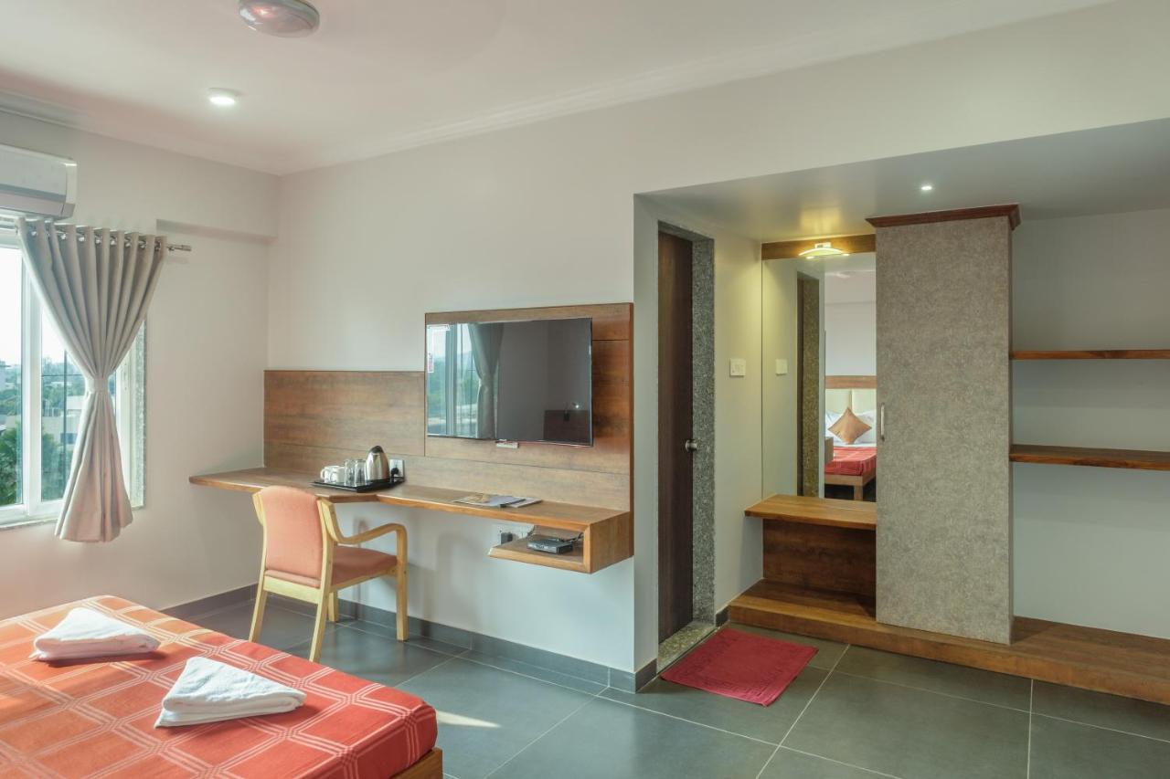Hotel Opal Kolhapur Bagian luar foto